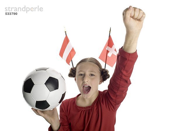 Mädchen (10-13) hält Fußball mit österreichischer und Schweizer Flagge beiseite  Portrait