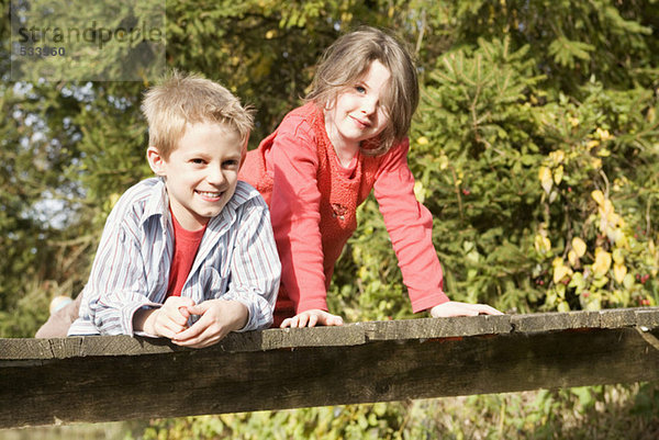 Junge (10-12) und Mädchen (7-9) auf der Brücke