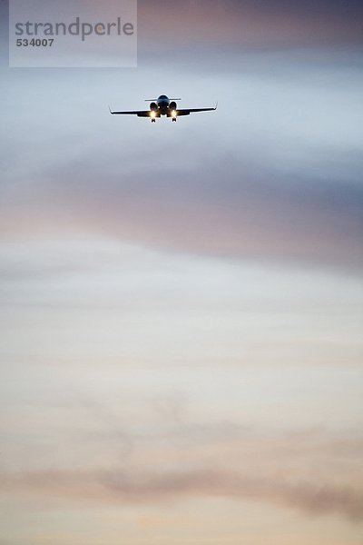 Flugzeug im Flug  Silhouette