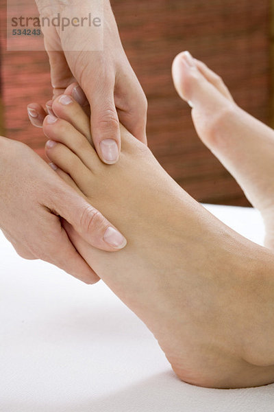 Frau erhält Fußmassage