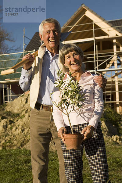 Seniorenpaar Gartenarbeit  lächelnd  Portrait  Tiefblick