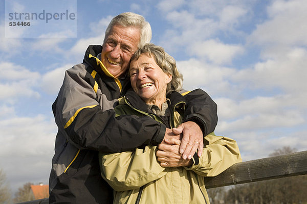 Senior Paar  Mann umarmt Frau
