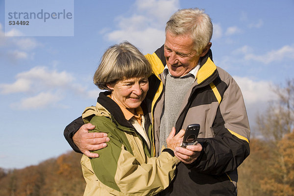 Seniorenpaar  Mann mit Handy