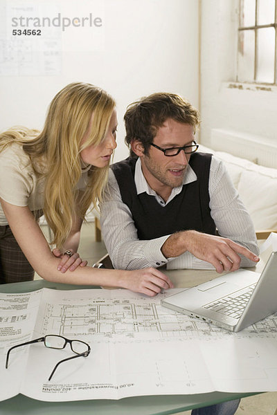Junger Mann und Frau mit Laptop  erhöhte Ansicht