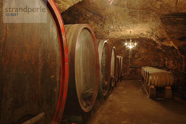 Weinfässer im Keller