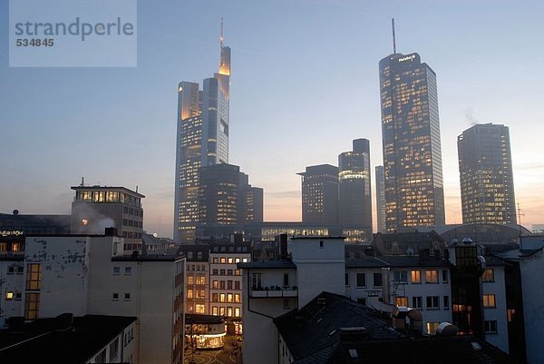 Gebäude in Stadt beleuchtet gegen Abendhimmel  Frankfurt  Deutschland