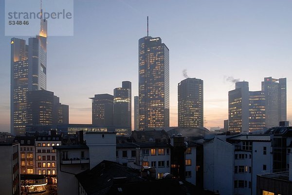 Gebäude in Stadt beleuchtet gegen Abendhimmel  Frankfurt  Deutschland
