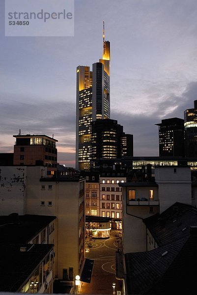 Gebäude in Stadt beleuchtet gegen Abendhimmel  Commerzbank  Frankfurt  Deutschland