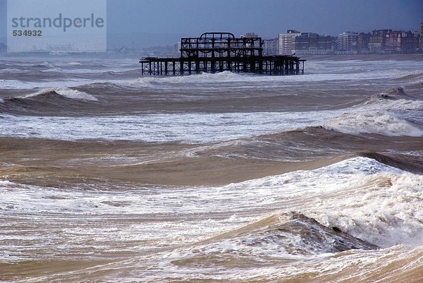 Breaking Wellen am Strand  Sussex  England