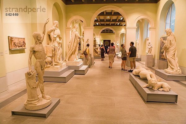 Touristen gerade Statuen in Museum  Aix-En-Provence  Bouches-Du-Rhône Bouches-Du-Rhone-Alpes-Côte d ' Azur  Frankreich