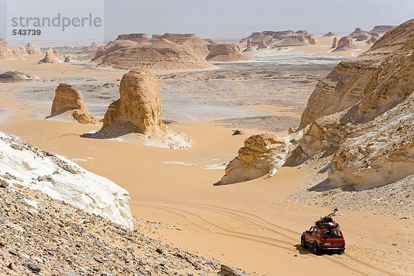 Erhöhte Ansicht Autos in trockenen Landschaft  Oase Farafra  Libysche Wüste Ägypten