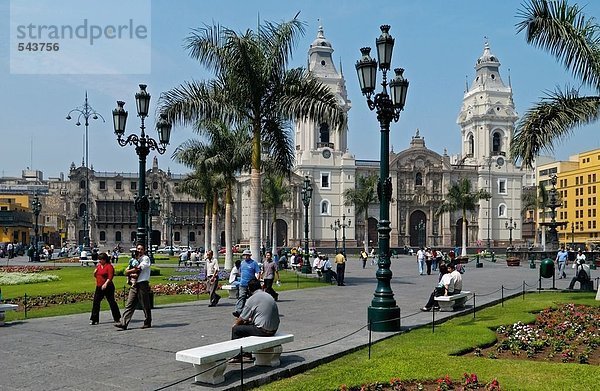 Touristen vor der Kathedrale in Altstädter Ring  Plaza-De-Armas  Lima  Lima Provinz  Region Lima  Peru