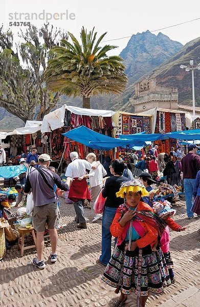 Menschen einkaufen in Markt  Pisac  Urubamba Tal  Peru