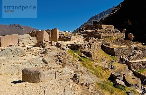 Alte Ruinen im Tal  Ollantaytambo  Urubamba Provinz  Region Cusco  Peru