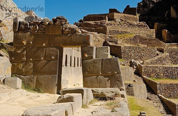 Alte Ruinen im Tal  Ollantaytambo  Urubamba Provinz  Region Cusco  Peru