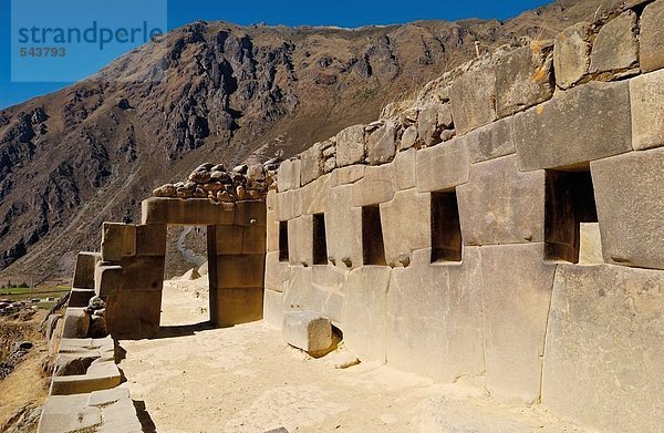 Alte Ruinen im Tal  Ollantaytambo  Urubamba Provinz  Region Cusco  Peru