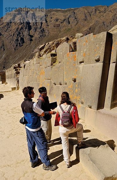 Touristen gerade alten Ruinen  Ollantaytambo  Urubamba Provinz  Region Cusco  Peru