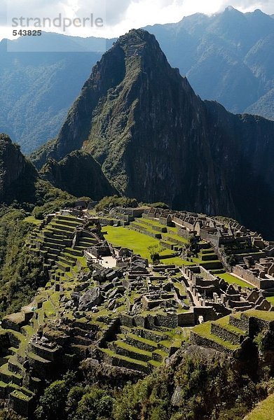 Erhöhte Ansicht Ruinen der alten auf Berg  Inka-Ruinen  Machu Picchu  Region Cusco  Peru