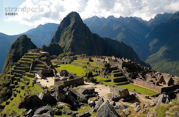 Erhöhte Ansicht Ruinen der alten auf Berg  Inka-Ruinen  Machu Picchu  Region Cusco  Peru