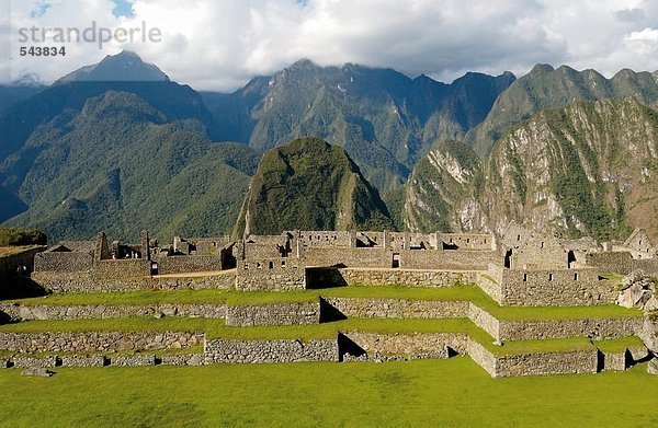 Erhöhte Ansicht Ruinen der alten auf Berg  Inka-Ruinen  Machu Picchu  Region Cusco  Peru