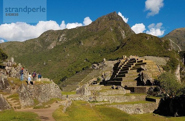 Touristen Blick auf alte Ruinen  Inka-Ruinen  Machu Picchu  Region Cusco  Peru