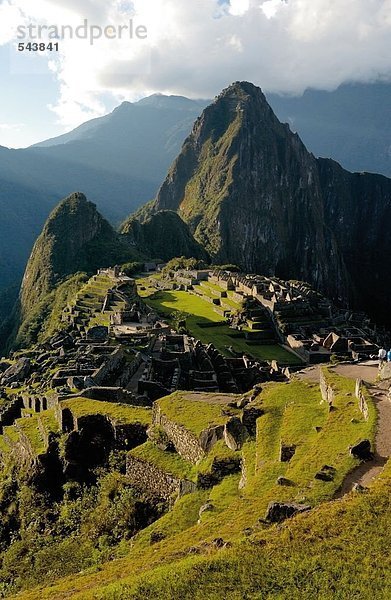 Erhöhte Ansicht Ruinen der alten auf Berg  Inka-Ruinen  Machu Picchu  Region Cusco  Peru