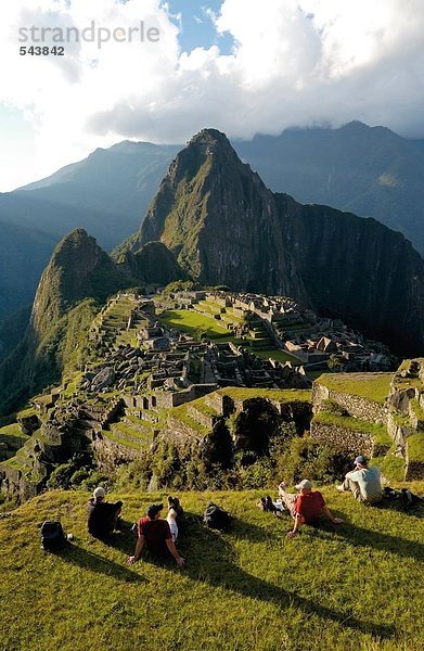 Touristen Blick auf alten Ruinen auf Berg  Inka-Ruinen  Machu Picchu  Region Cusco  Peru