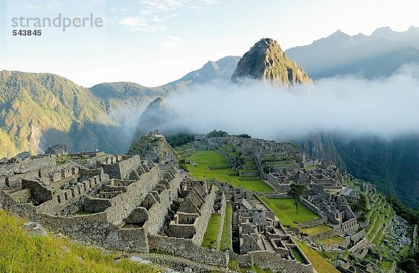 Wolken über alte Ruinen auf Berg  Inka-Ruinen  Machu Picchu  Region Cusco  Peru