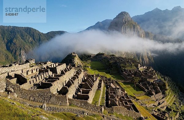 Wolken über alte Ruinen auf Berg  Inka-Ruinen  Machu Picchu  Region Cusco  Peru