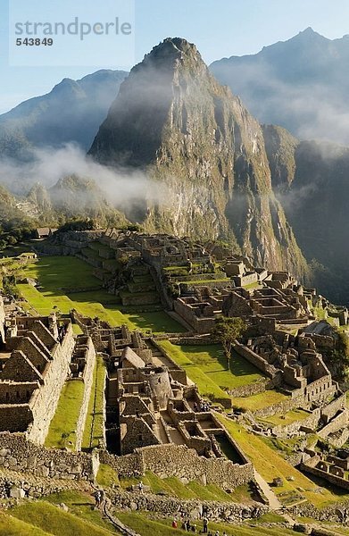 Wolken über alte Ruinen auf Berg  Inka-Ruinen  Machu Picchu  Region Cusco  Peru
