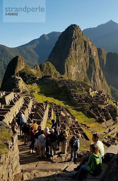 Touristen Blick auf alten Ruinen auf Berg  Inka-Ruinen  Machu Picchu  Region Cusco  Peru