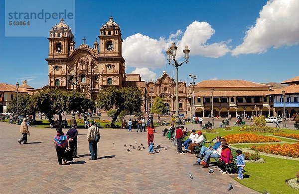 Touristen vor der Kirche  Iglesia La Compania De Jesus  Cuzco  Region Cusco  Peru