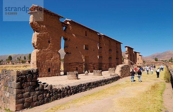 Touristen Blick auf alten Ruinen des Tempels  Wiracocha Tempel  Raqchi  Region Cusco  Peru