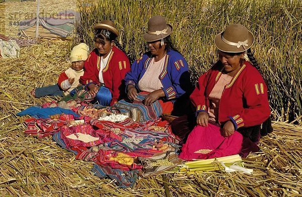 Uros Frauen in traditioneller Kleidung tun  Handarbeiten  Uros schwimmende Insel  Titicacasee  Peru