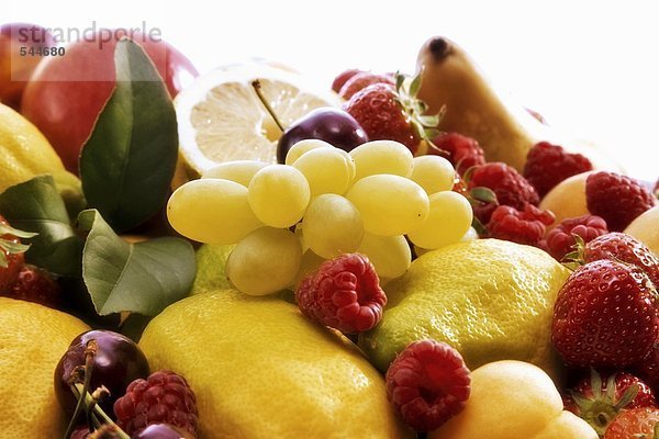 Früchtestilleben mit Trauben  Beeren und Zitronen