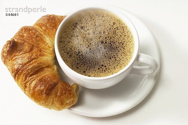 Tasse Kaffee und Croissant