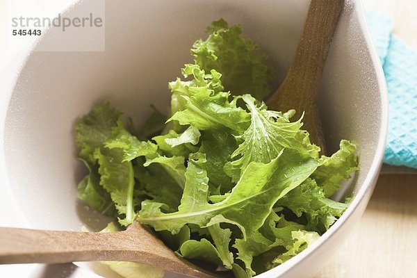 Gemischter Blattsalat in Schüssel mit Salatbesteck