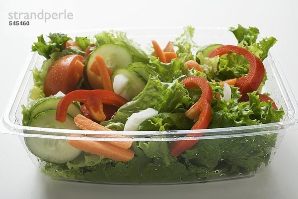 Blattsalat mit Gurken  Tomaten  Möhren  Paprika zum Mitnehmen