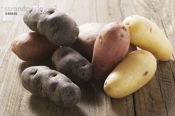 Verschiedene Kartoffelsorten auf Holzuntergrund