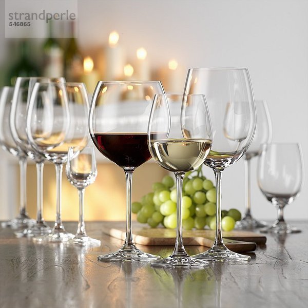 Stilleben mit Rotwein und Weisswein im Glas
