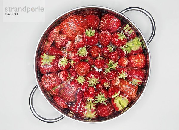 Frische Erdbeeren in einem Salatsieb