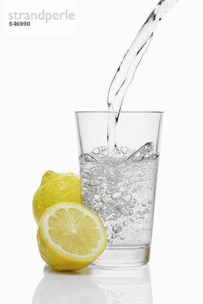 Wasser in ein Glas giessen & Zitronen