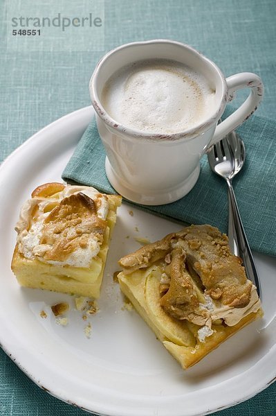 Zwei Stücke Apfel-Baiser-Kuchen zum Kaffee