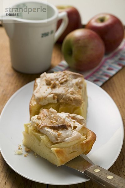 Zwei Stücke Apfel-Baiser-Kuchen  frische Äpfel und Milch