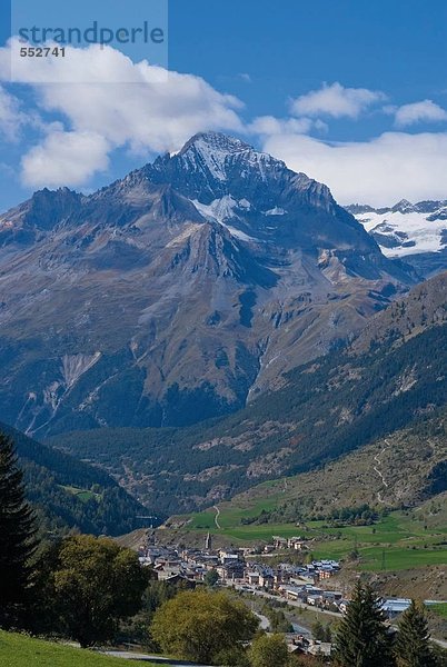 Erhöhte Ansicht der Stadt im Tal  Mt Cenis  Alpen  Termignon  Maurienne  Savoie  Frankreich