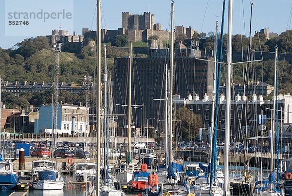 Port mit Burg auf Hill  Dover Castle  Dover  Kent  England