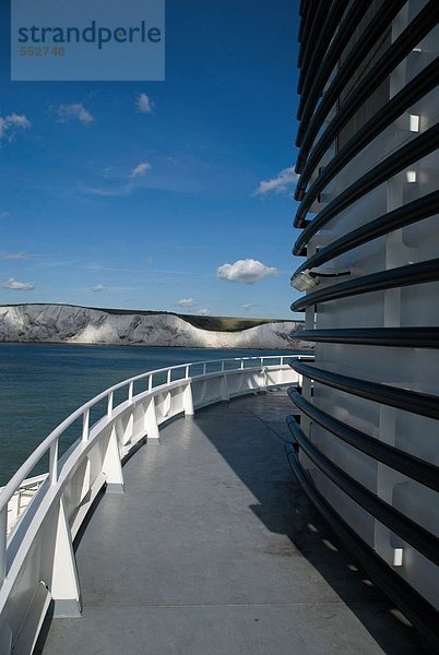 Reling des Schiffes mit Klippen im Hintergrund  Dover  Kent  England