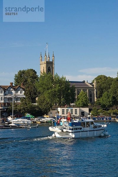 Tourboot im Fluss mit Kirche im Hintergrund  Thames River  Hampton Church  Hampton  London  England