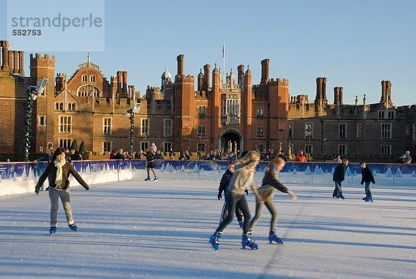 Menschen Eislaufen an Palace  Hampton Court Palace  Hampton  London  England
