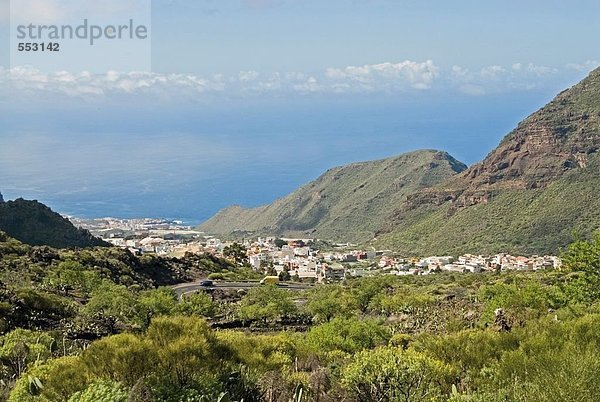 Erhöhte Ansicht der Stadt im Tal  Teno Gebirge  Teneriffa  Kanaren  Spanien
